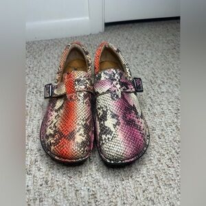Nurse Mates Colorful Snake Print Women shoes size 8.5 M